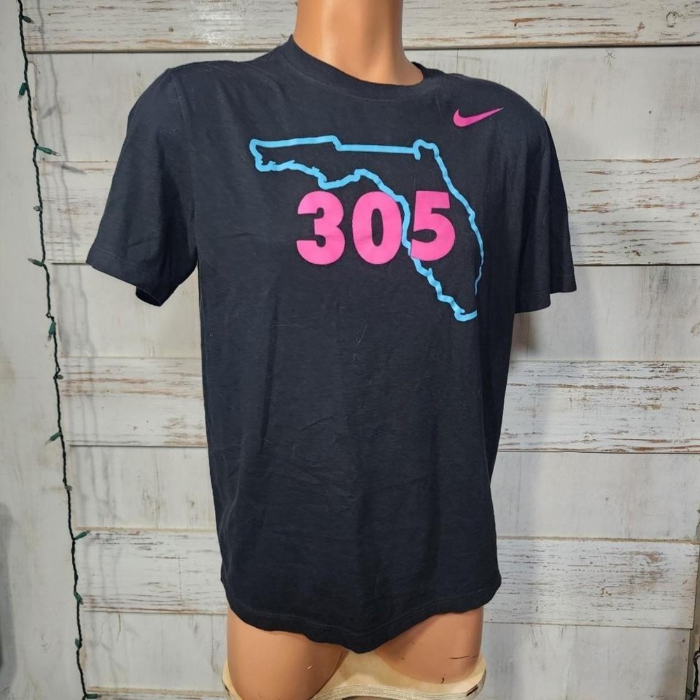 nike 305 miami code medium Chest 19" Length 25" A16'